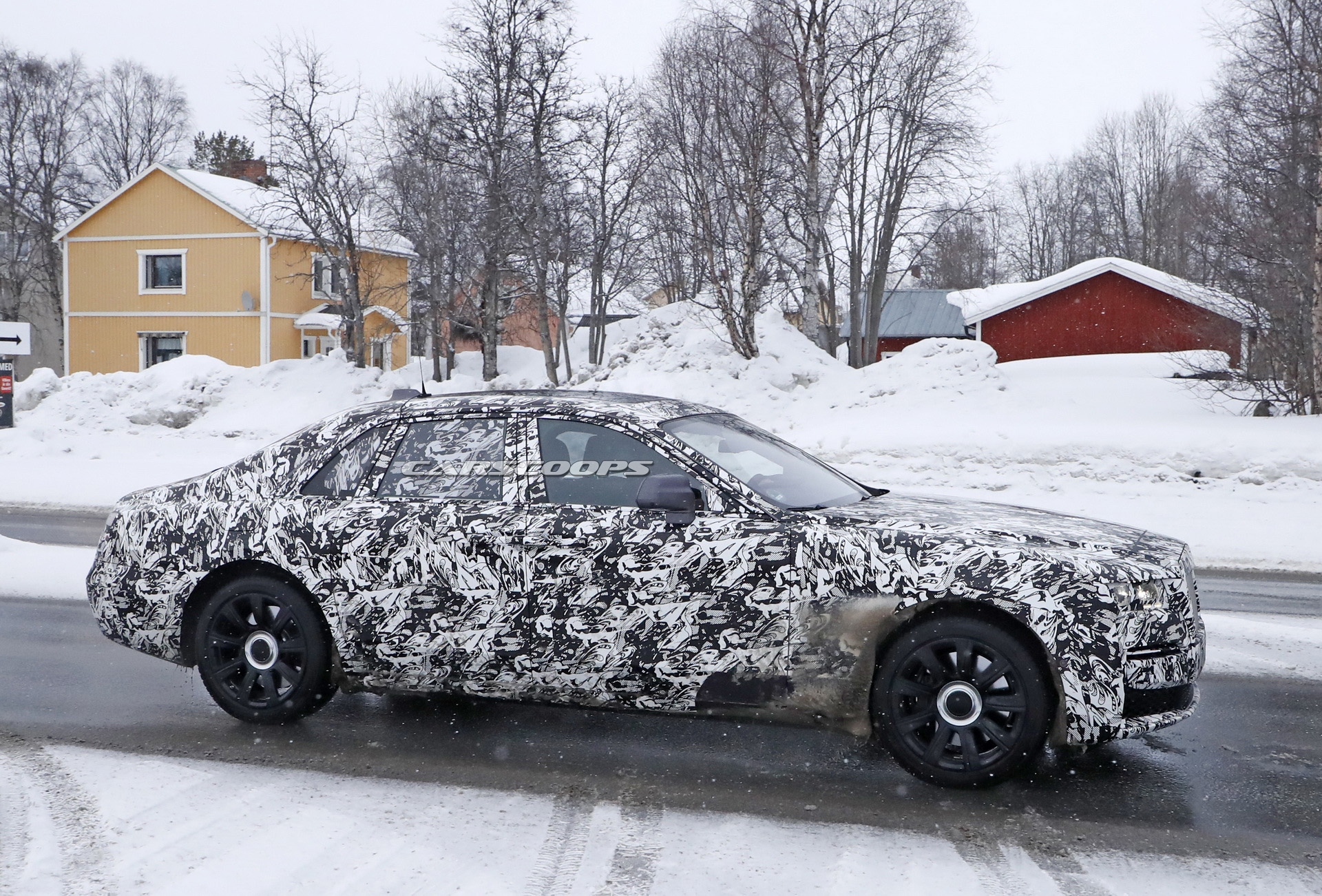2021 Rolls-Royce Ghost LWB Prototype Caught Alongside Regular Model