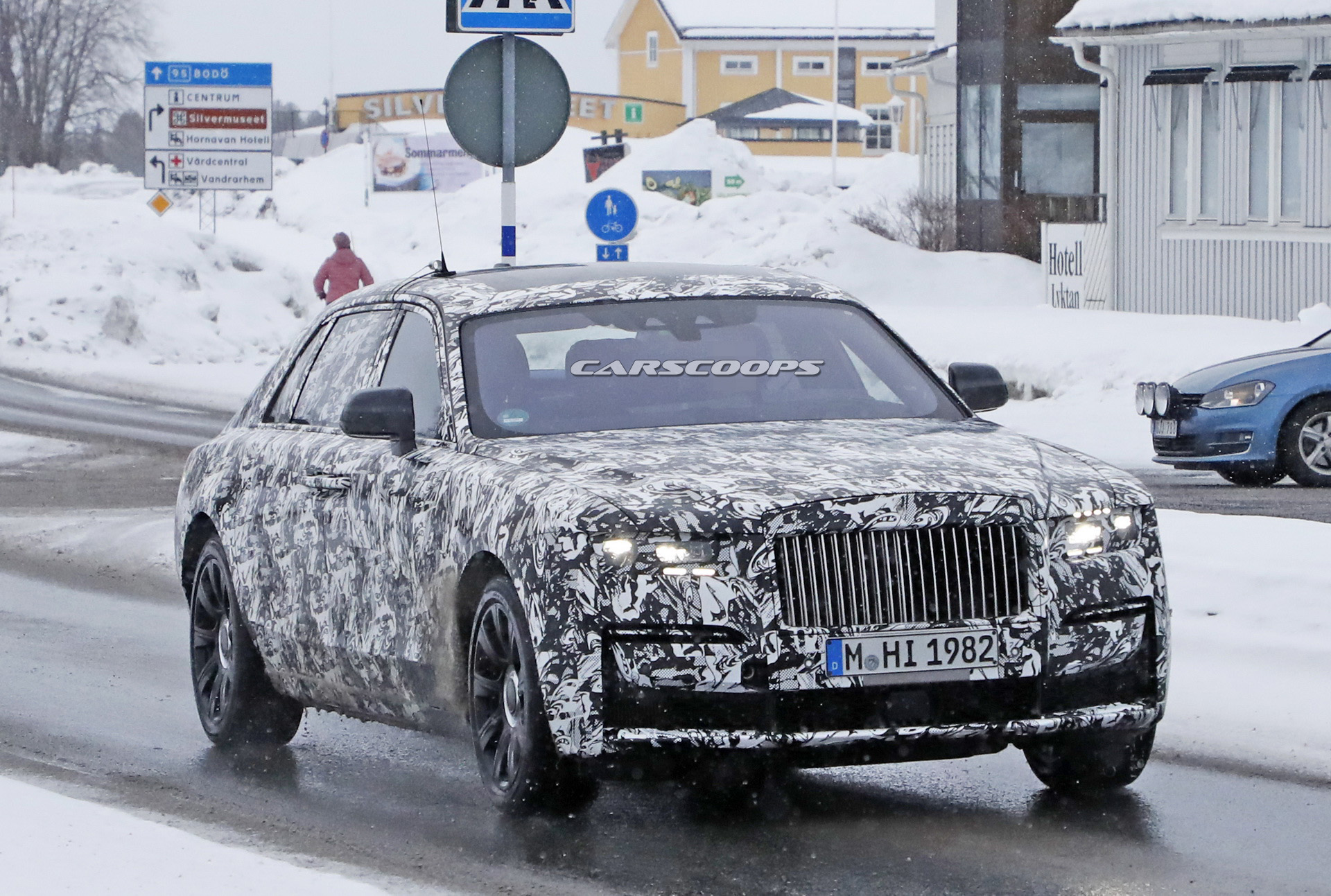 2021 Rolls-Royce Ghost LWB Prototype Caught Alongside Regular Model