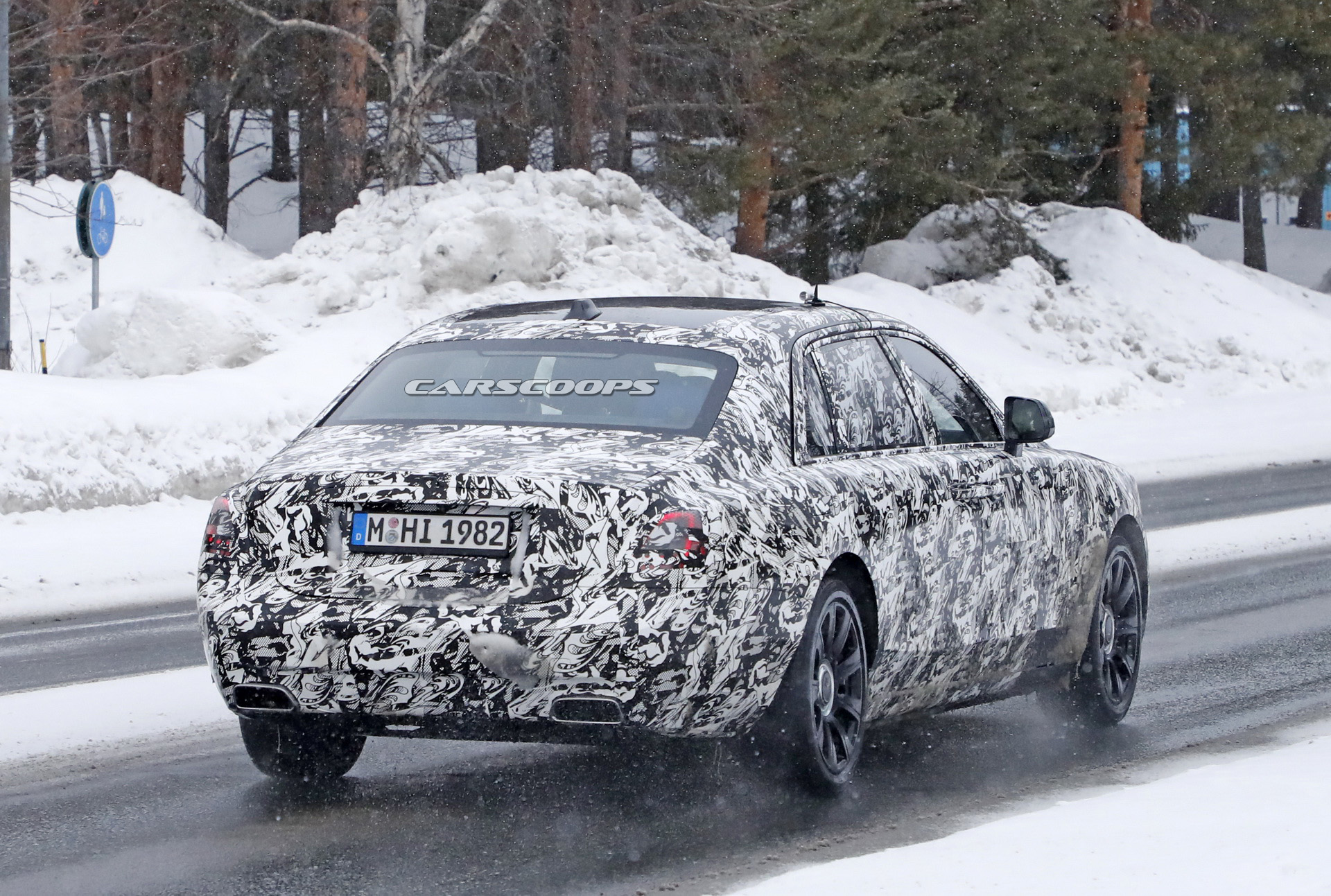 2021 Rolls-Royce Ghost LWB Prototype Caught Alongside Regular Model