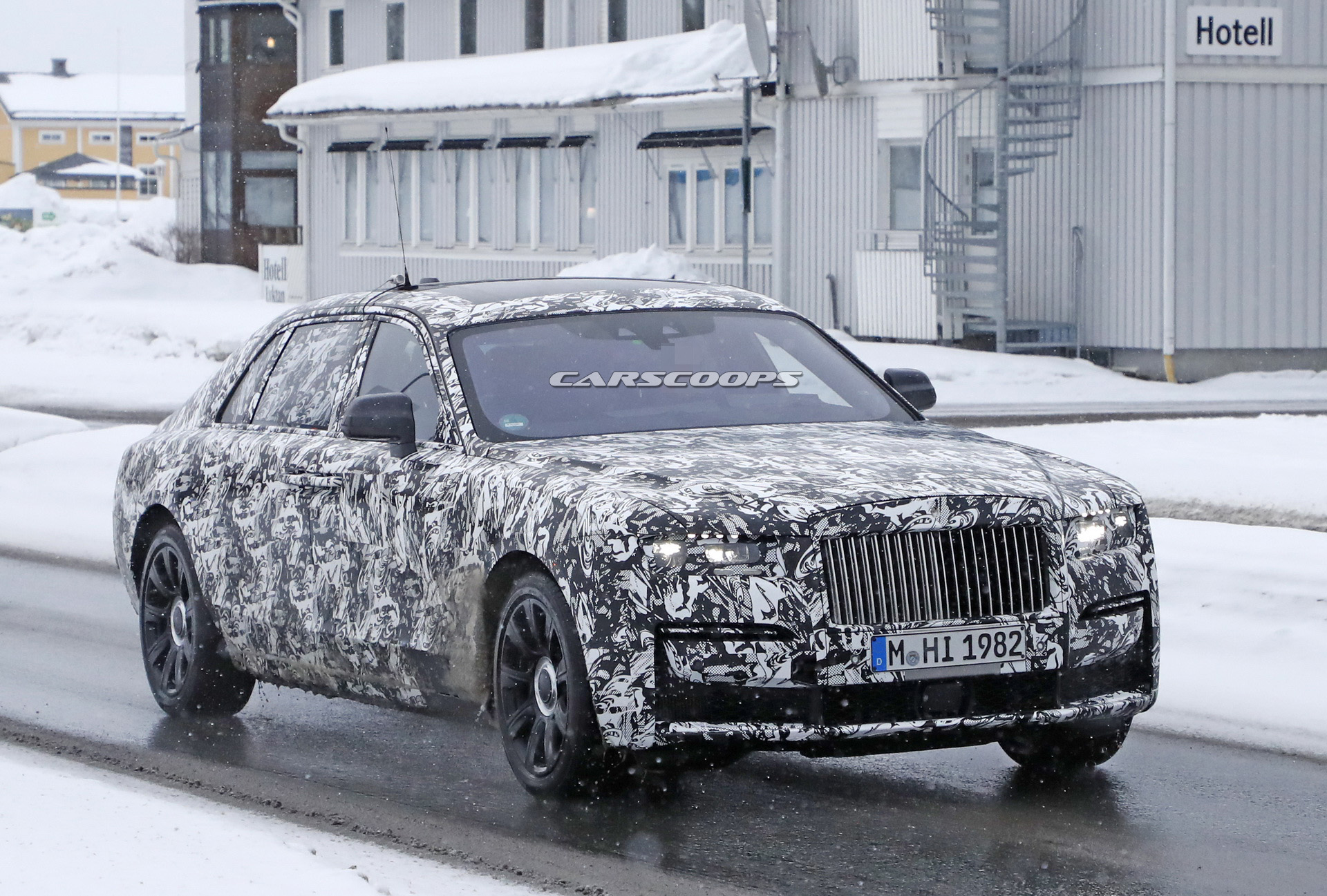 2021 Rolls-Royce Ghost LWB Prototype Caught Alongside Regular Model