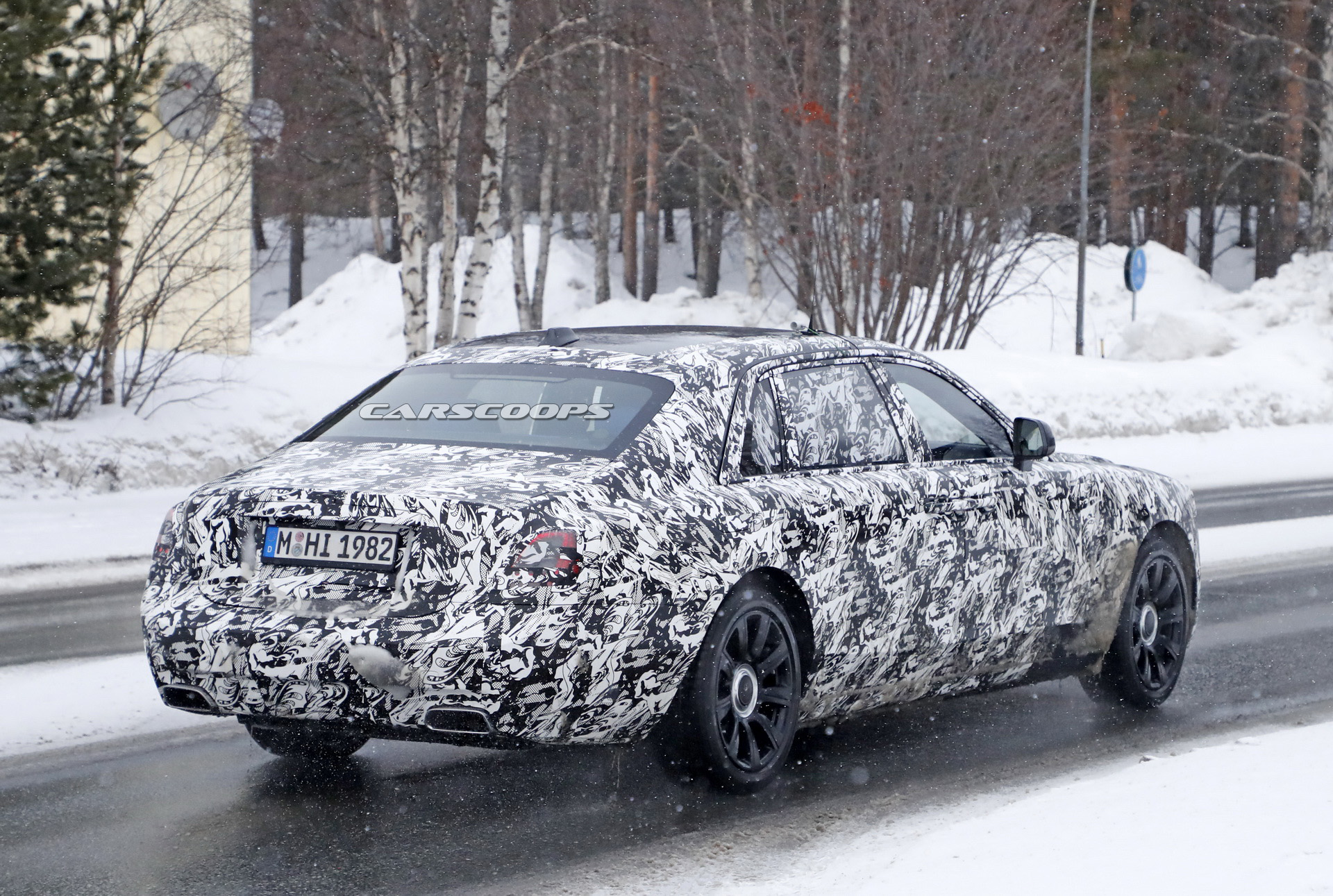 2021 Rolls-Royce Ghost LWB Prototype Caught Alongside Regular Model