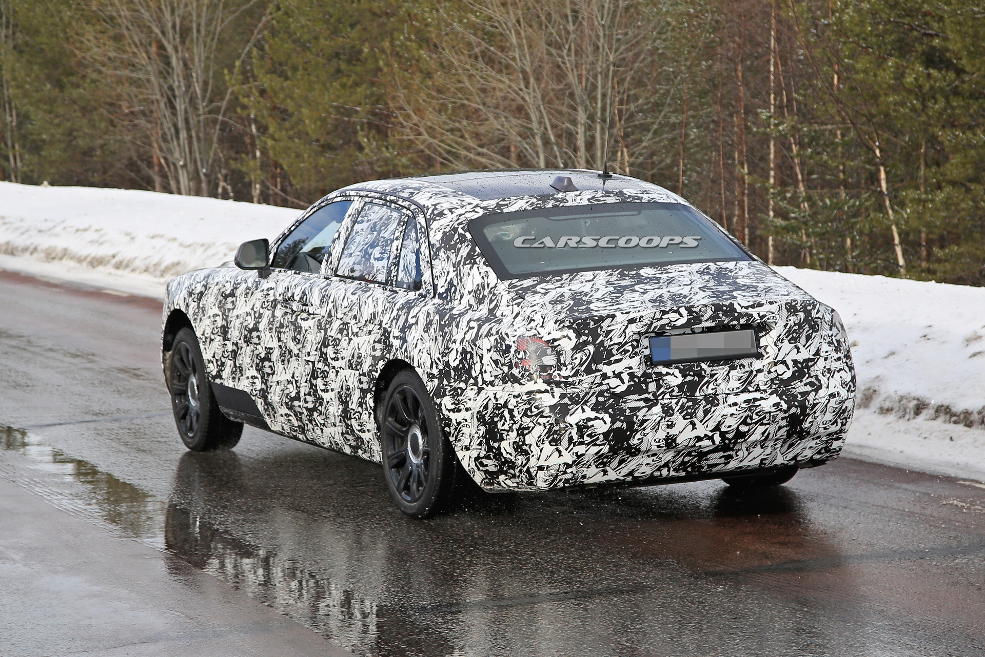 2021 Rolls-Royce Ghost LWB Prototype Caught Alongside Regular Model