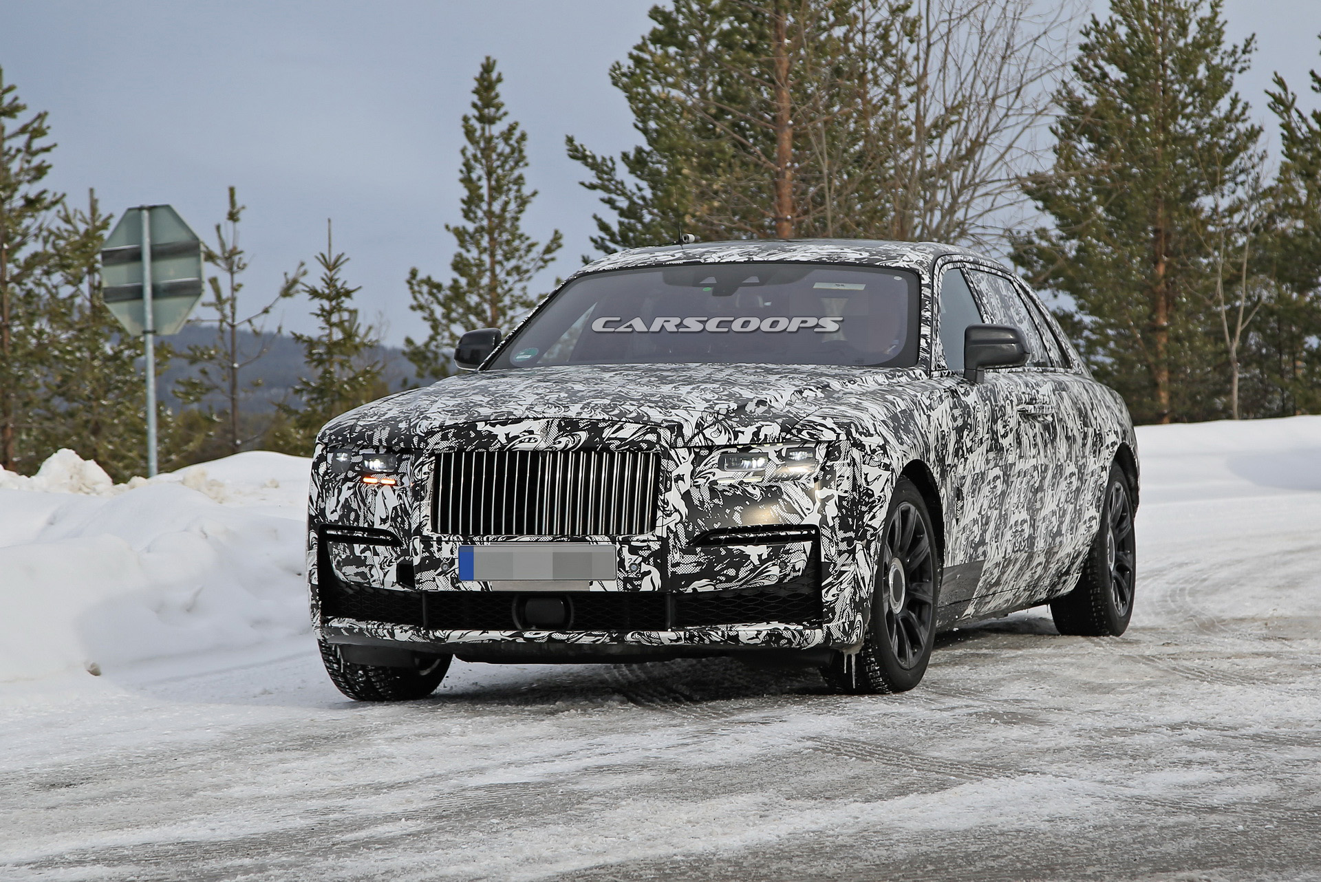2021 Rolls-Royce Ghost LWB Prototype Caught Alongside Regular Model