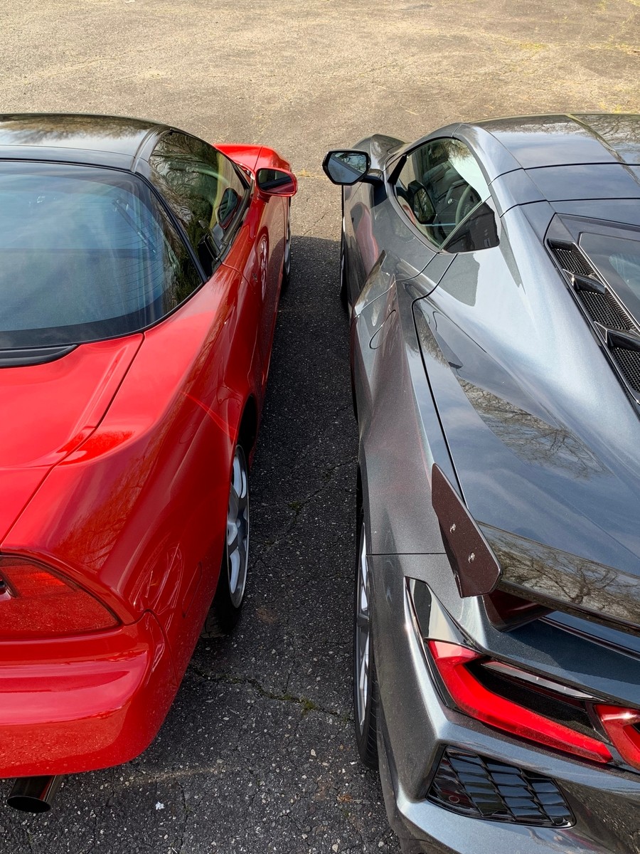 Mid-Engine Meetup Shows 2020 Corvette C8 Next To Original Acura NSX