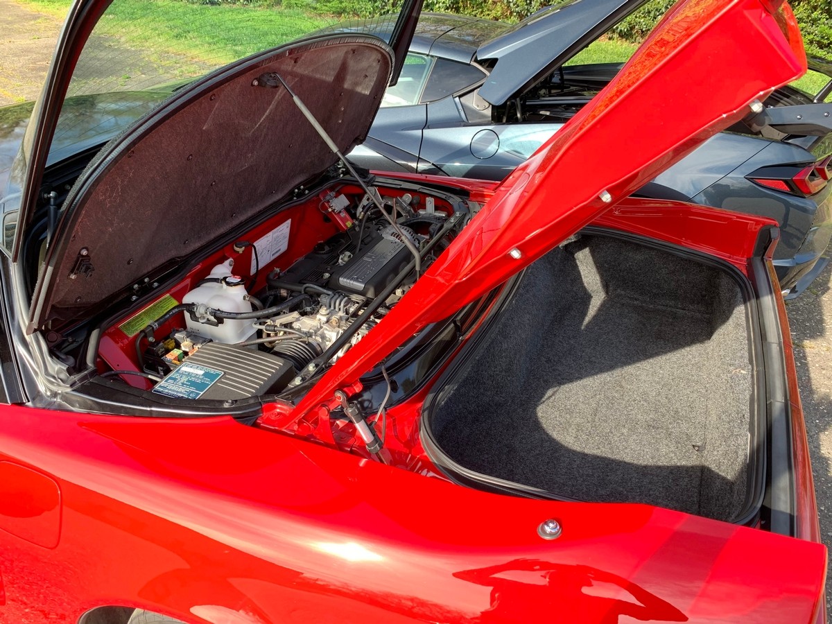 Mid-Engine Meetup Shows 2020 Corvette C8 Next To Original Acura NSX