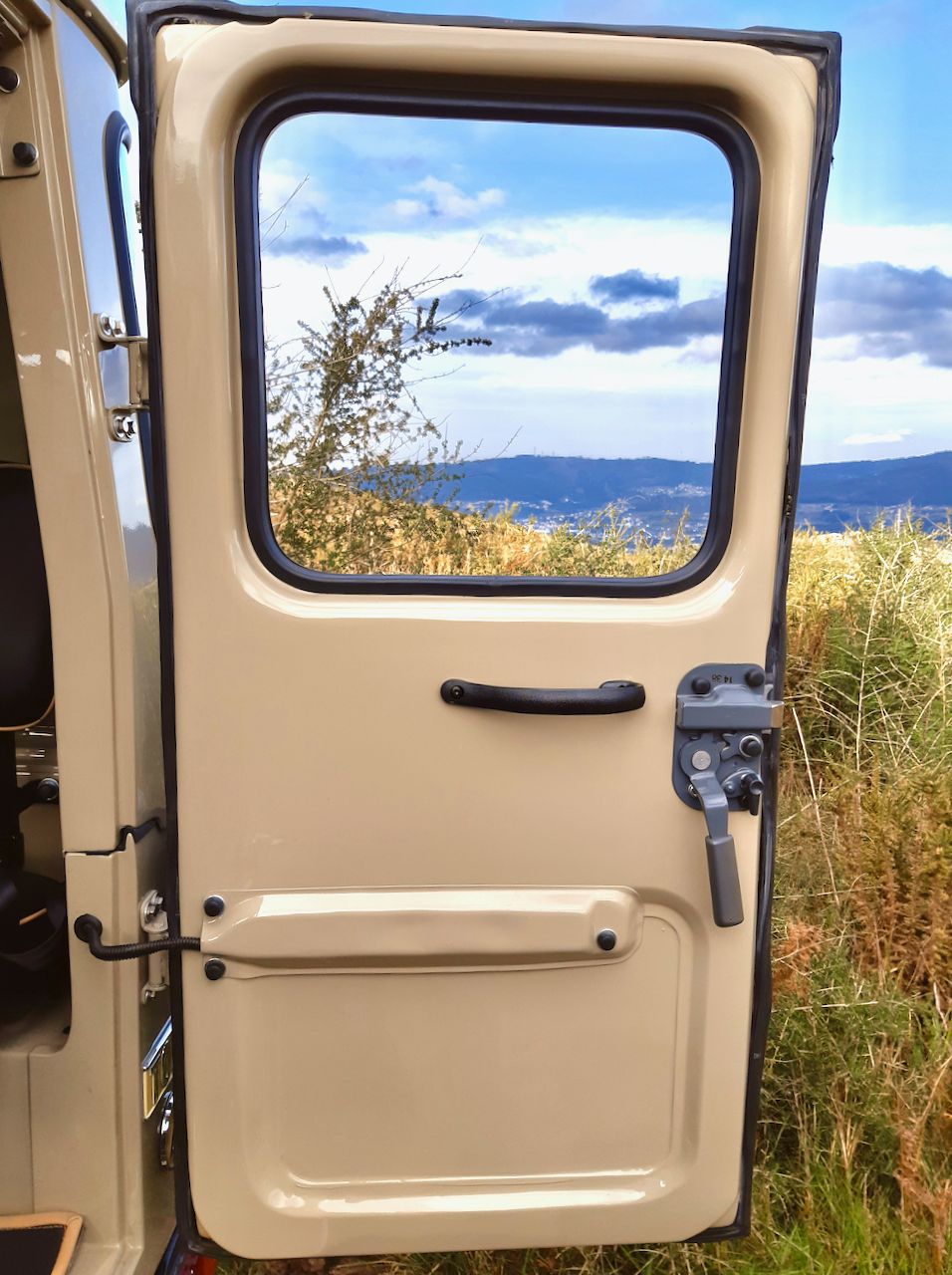 Legacy Overland’s Toyota Land Cruiser FJ40 Packs A Punch With GM’s 5.7L V8