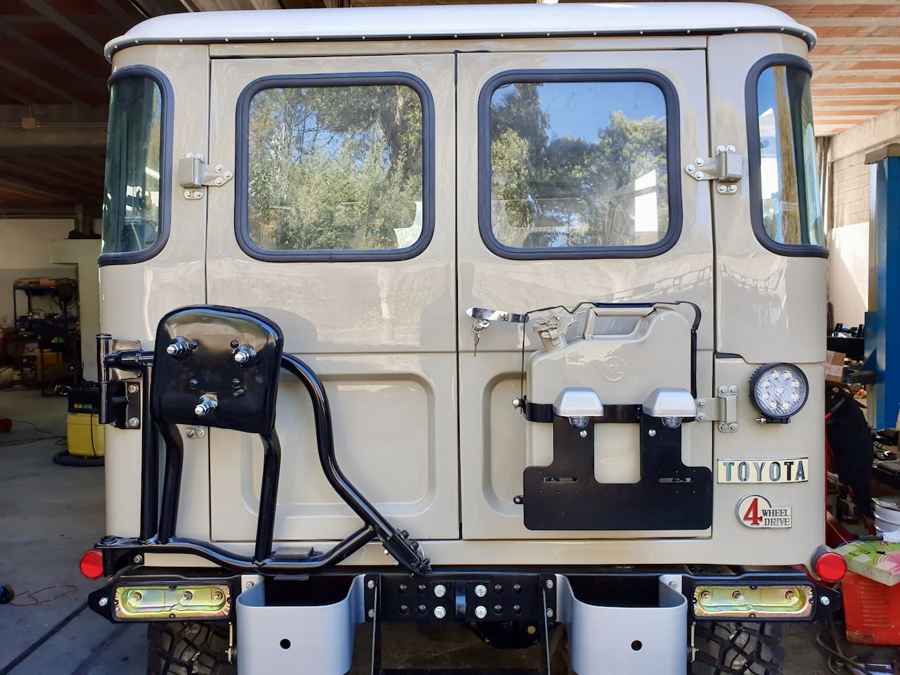 Legacy Overland’s Toyota Land Cruiser FJ40 Packs A Punch With GM’s 5.7L V8