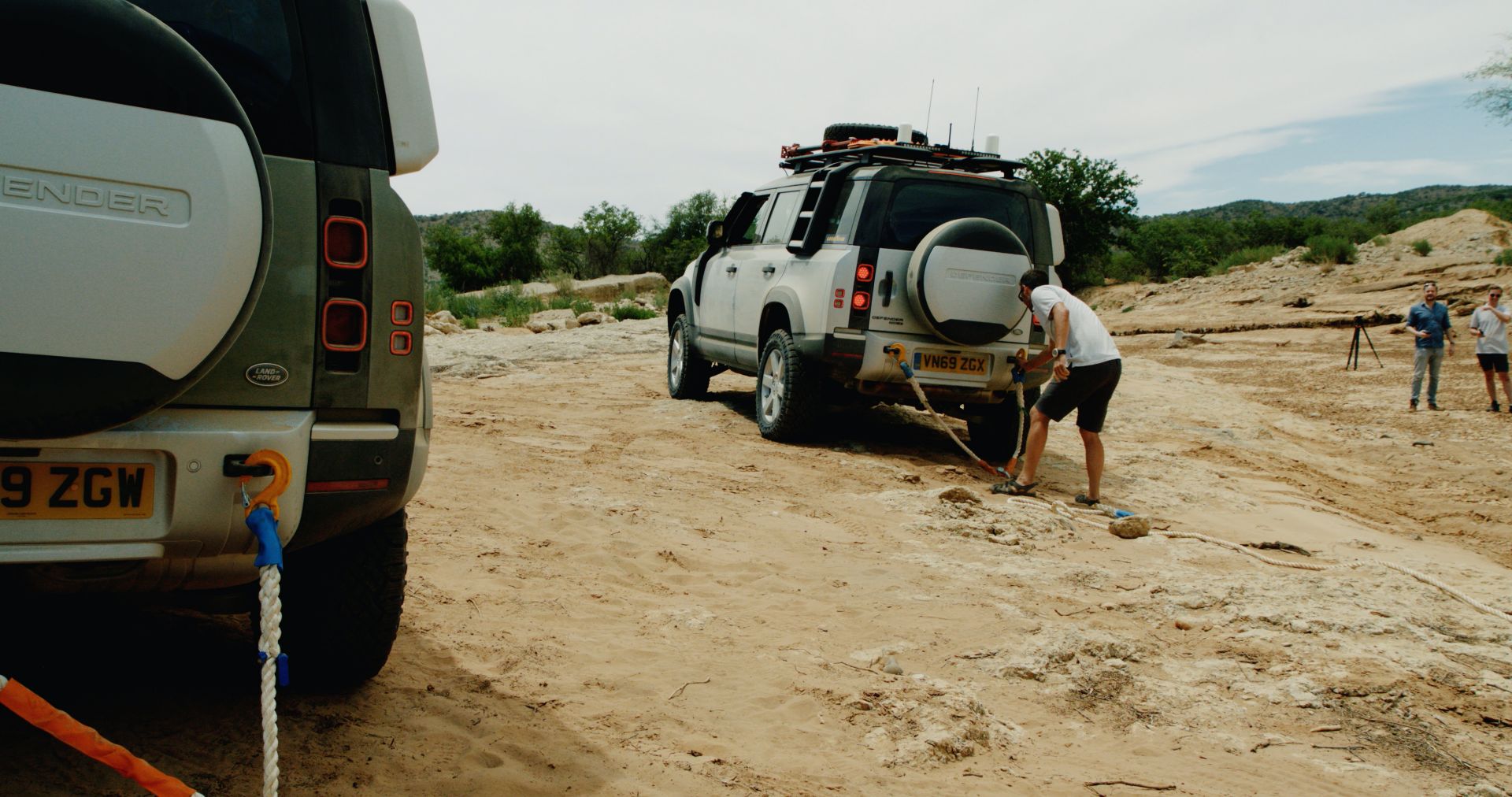 Watch Pair Of 2020 Land Rover Defenders Rescue Stuck 20-Tonne Semi Truck