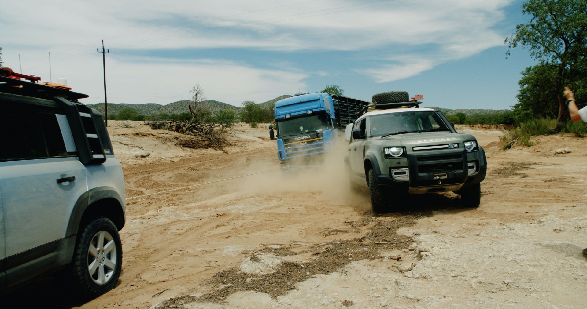 Watch Pair Of 2020 Land Rover Defenders Rescue Stuck 20-Tonne Semi Truck