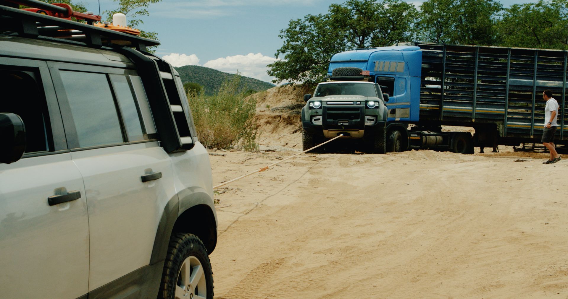 Watch Pair Of 2020 Land Rover Defenders Rescue Stuck 20-Tonne Semi Truck