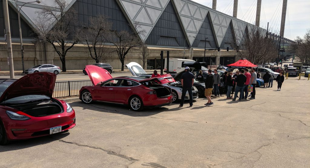  Tesla Was Banned From Kansas City Auto Show, So Rebellious Owners Staged Their Own Display Outside
