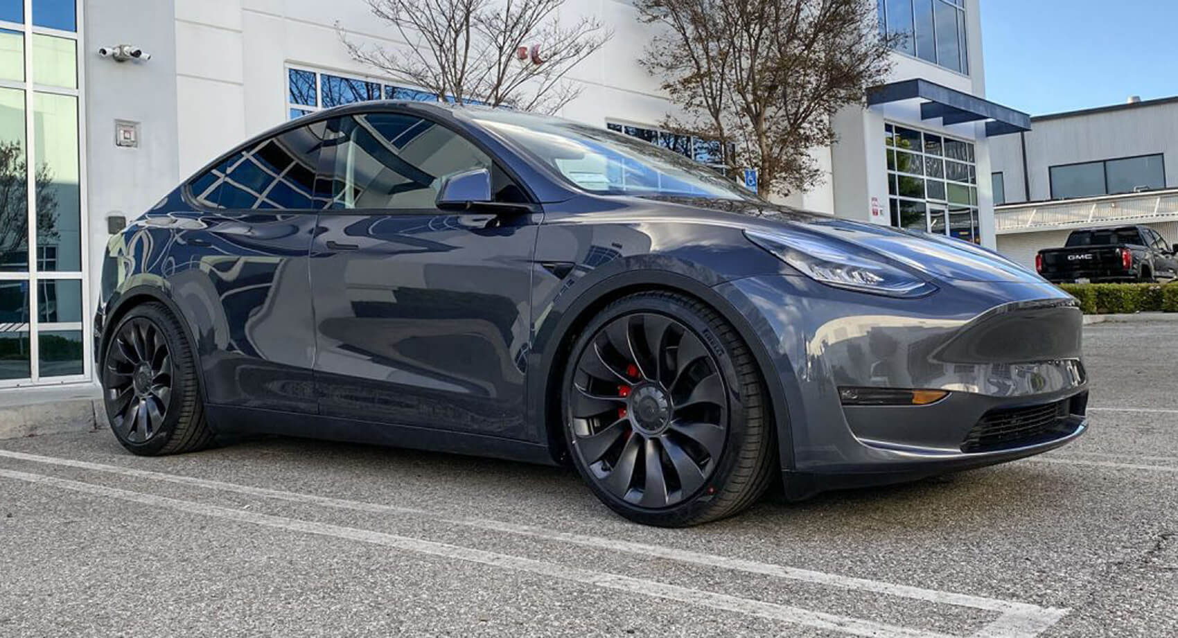 Black Tesla Model Y Performance amarelogiallo