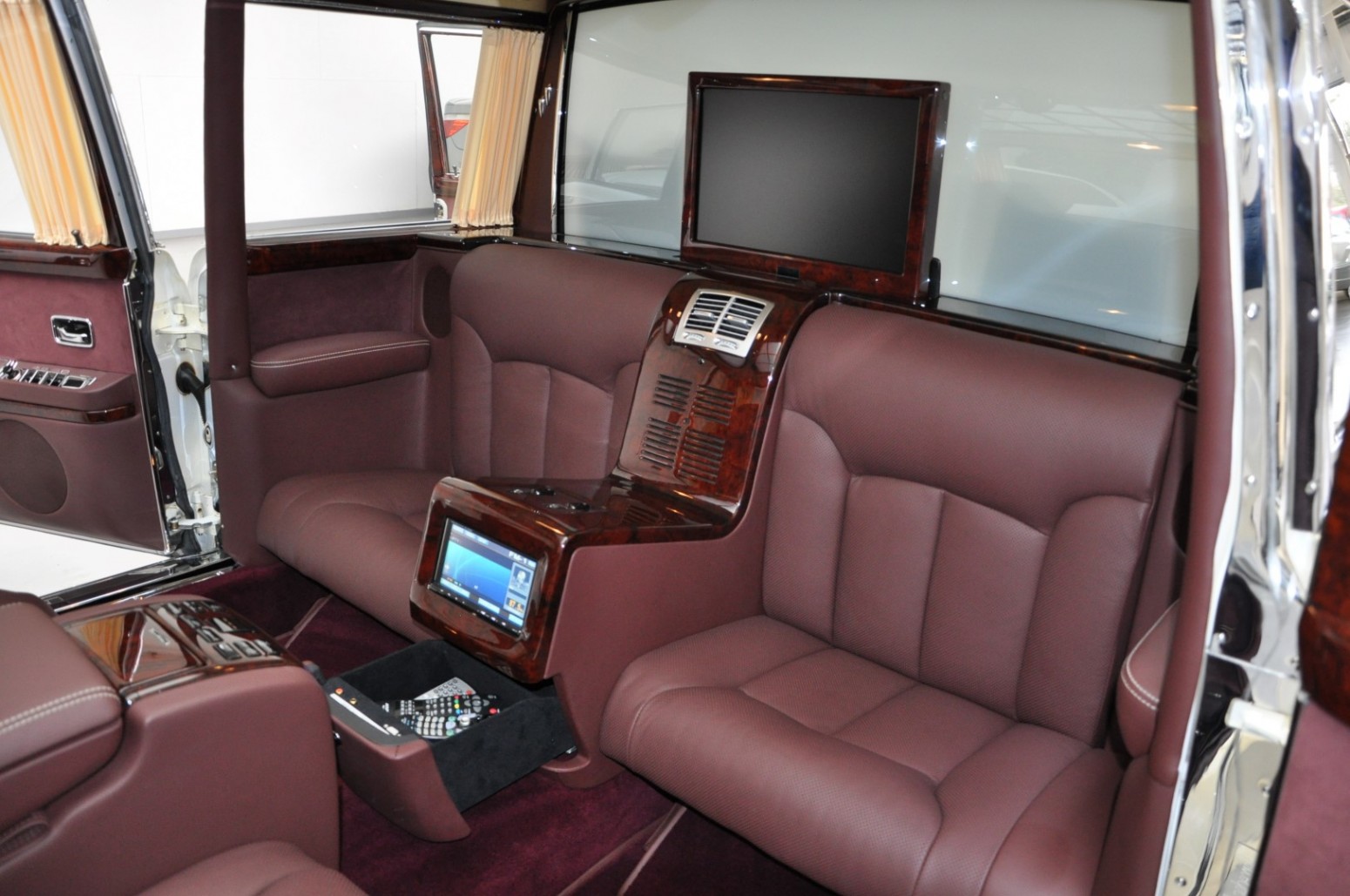 Roll Like A Tech-Savvy Dictator In 1975 Mercedes-Benz 600 Pullman Maybach Restomod