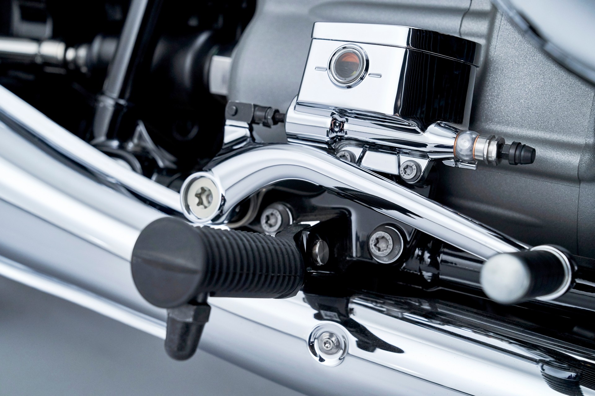 BMW’s New Retro R 18 Comes With An New “Big Boxer” Engine To Remind Us Of Happier Days