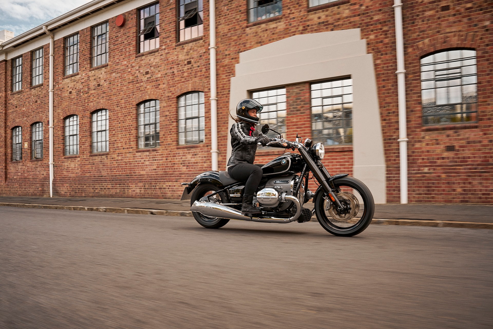 BMW’s New Retro R 18 Comes With An New “Big Boxer” Engine To Remind Us Of Happier Days