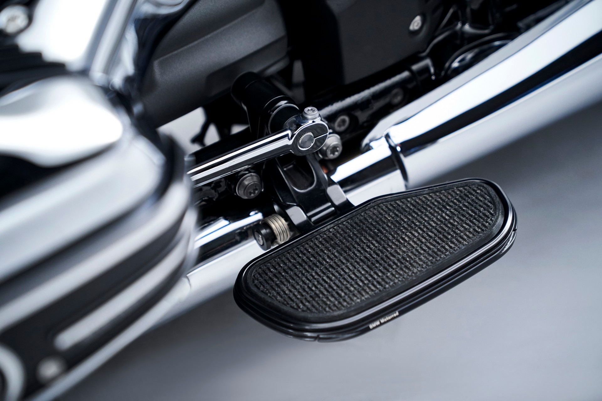 BMW’s New Retro R 18 Comes With An New “Big Boxer” Engine To Remind Us Of Happier Days