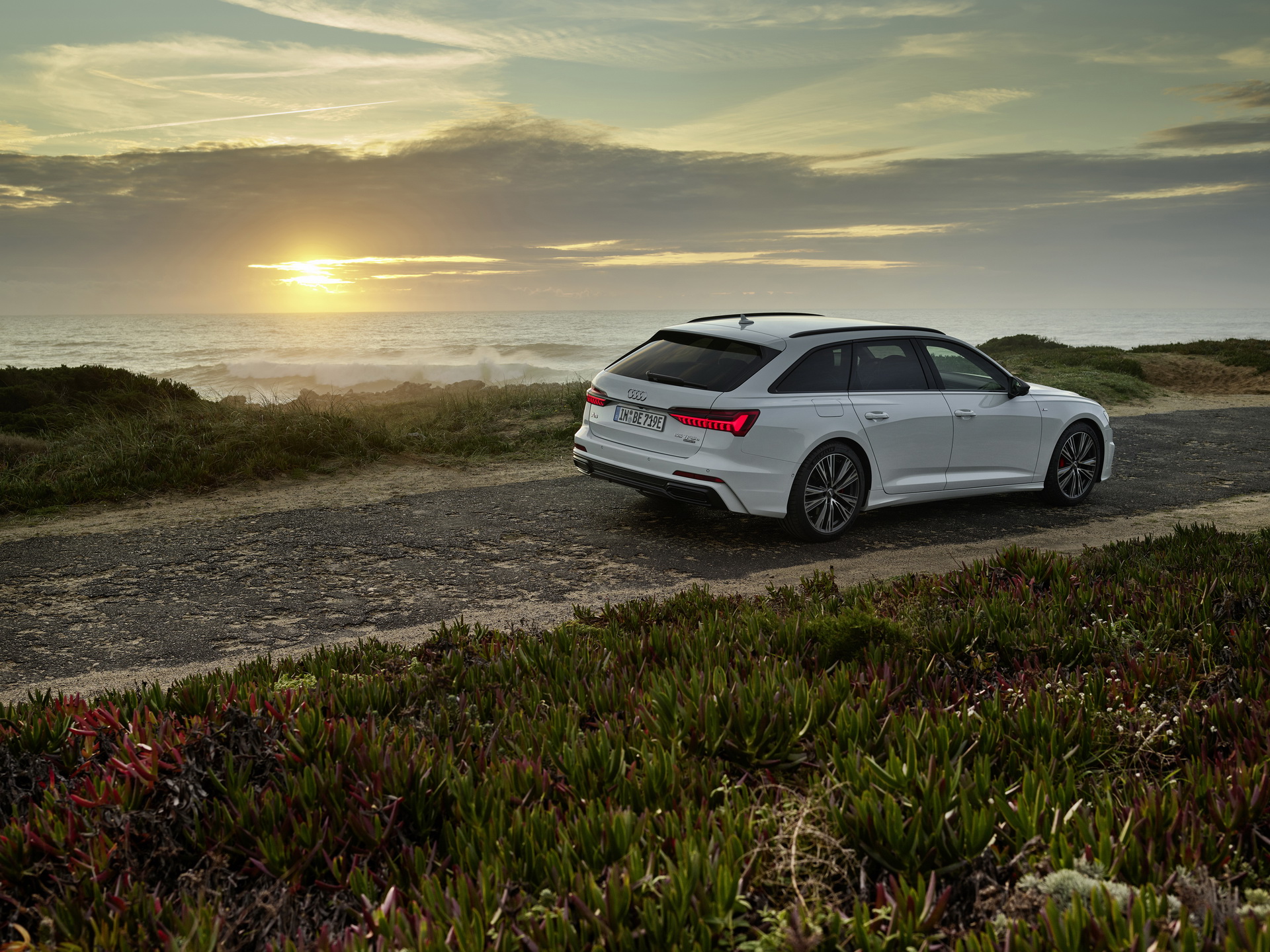 362 HP Audi A6 Avant 55 TFSI e quattro Plugs Itself Into The Grid