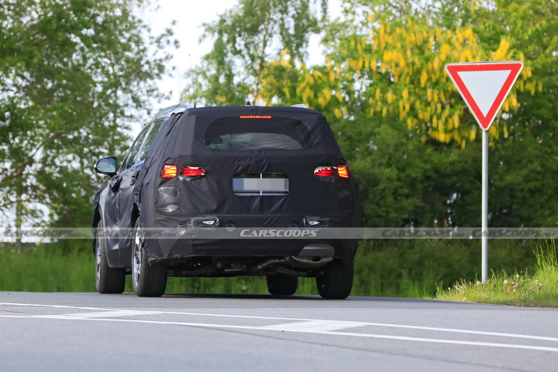 Alright 2022 Hyundai Santa Fe, Maybe It’s Time You Drop The Heavy Camo
