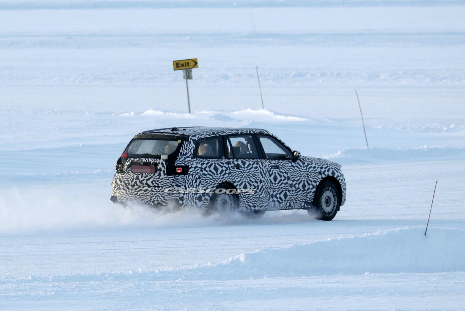 Putin’s Limo Maker Spied Testing The 2022 Aurus Komendant Luxury SUV