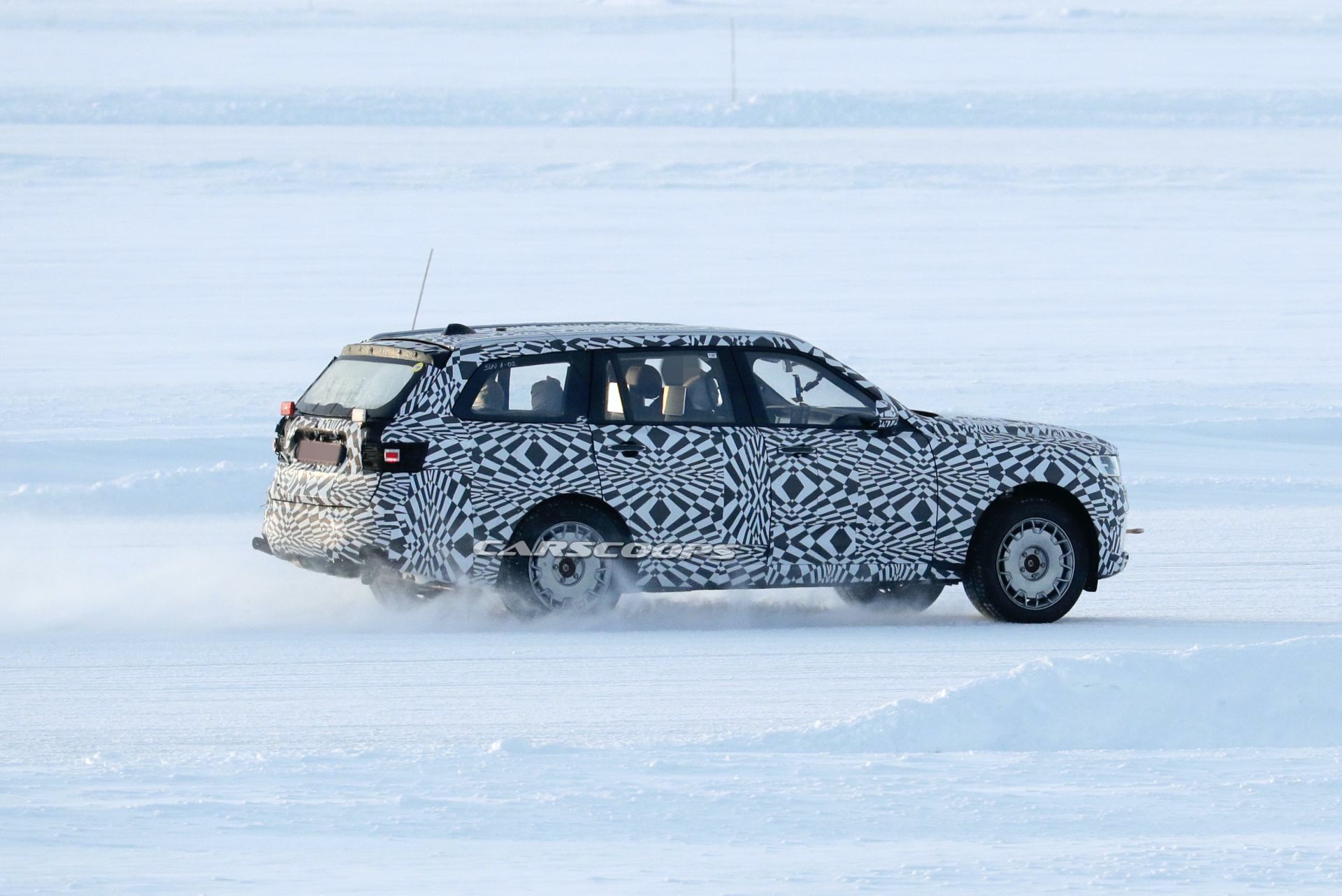 Putin’s Limo Maker Spied Testing The 2022 Aurus Komendant Luxury SUV