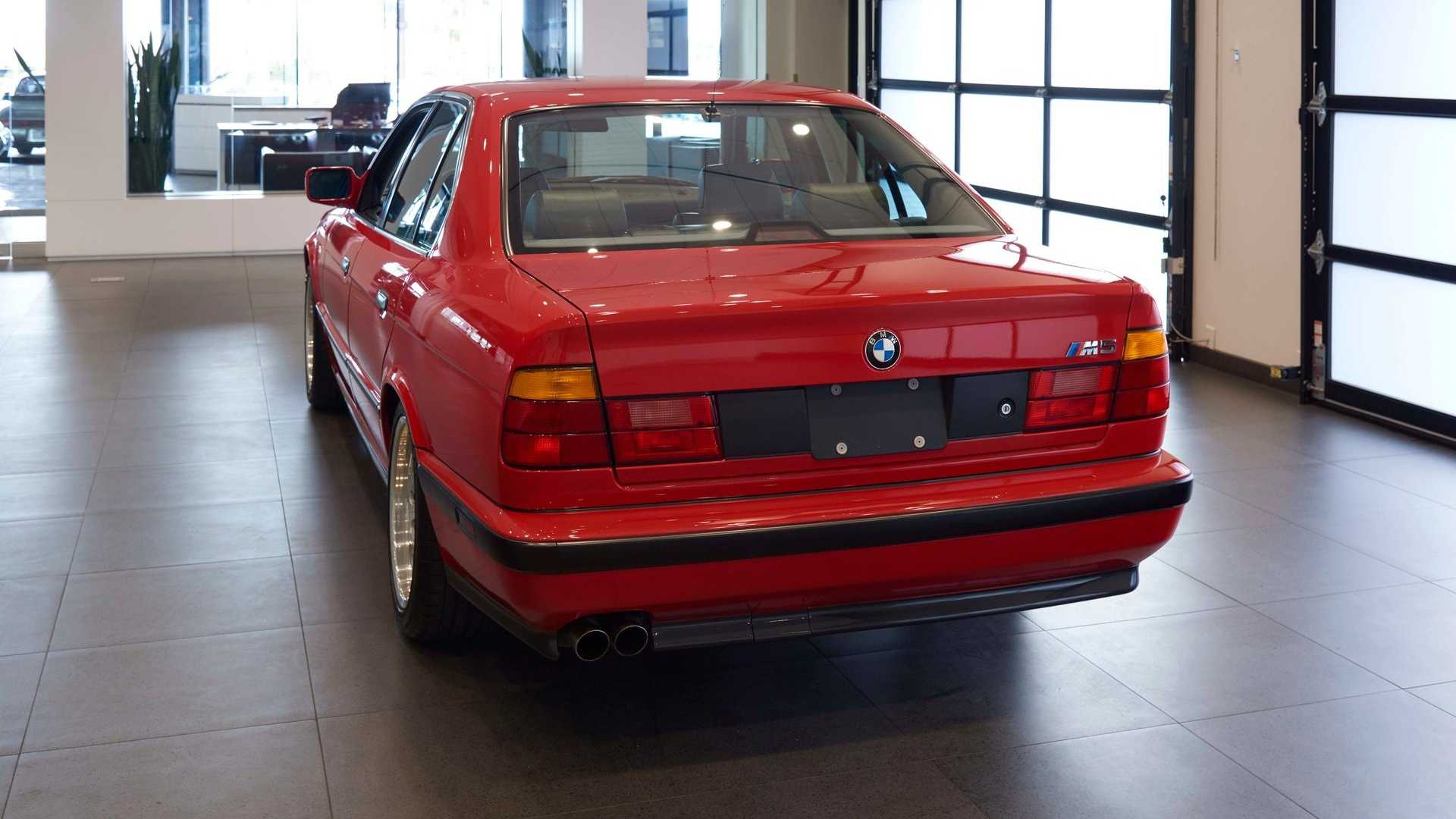 Bmw money. BMW e34 Brilliant Red. E34 m5 Рестайлинг. E34 m5 черная. E34 в идеальном состоянии.