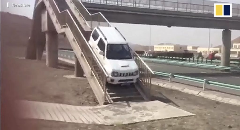  Suzuki Jimny Driver Uses Pedestrian Overpass In China To Make A U-Turn!