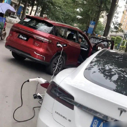 Damsel In Distress: BYD Comes To The Rescue Of A Tesla That Ran Out Of Electric Juice