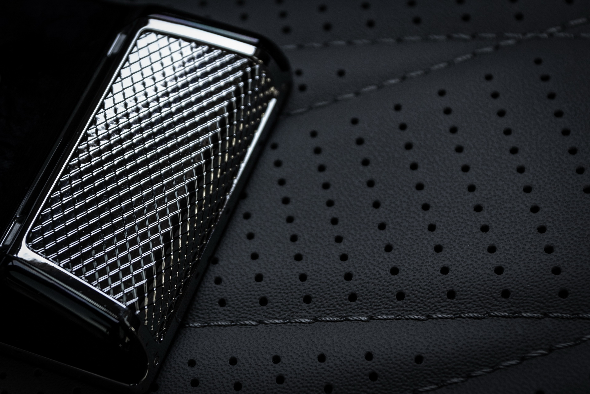 Check Out The Bentley Flying Spur’s Detachable Touch Screen Remote