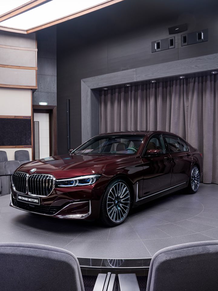 2020 BMW 750Li Tries To Look Dashing In Royal Burgundy Red