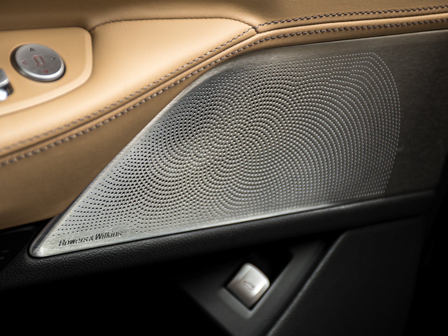 2020 BMW 750Li Tries To Look Dashing In Royal Burgundy Red