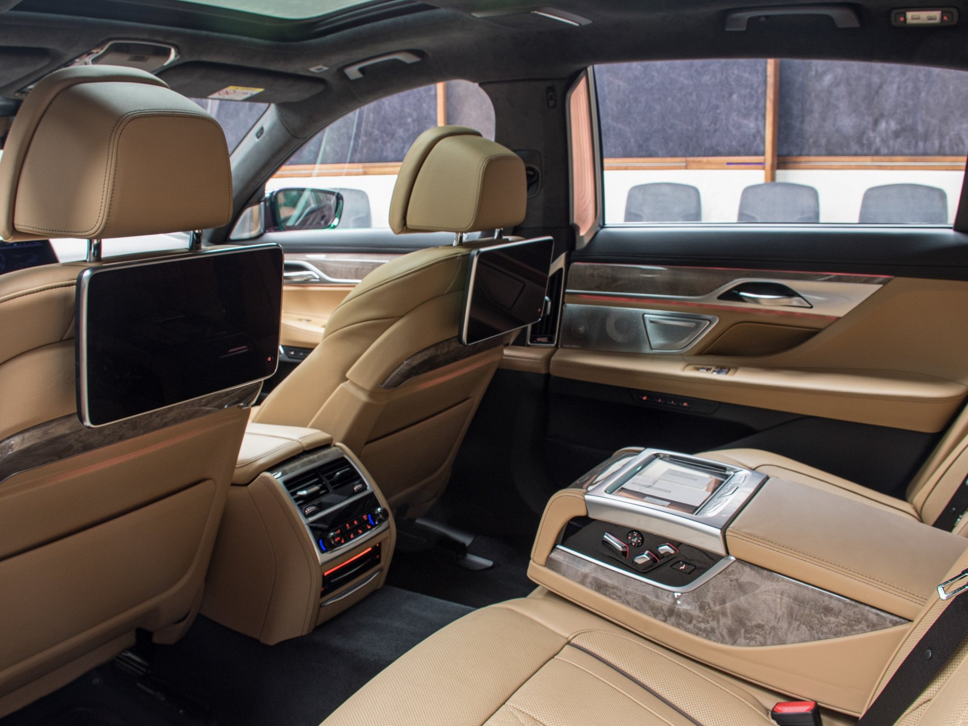 2020 BMW 750Li Tries To Look Dashing In Royal Burgundy Red