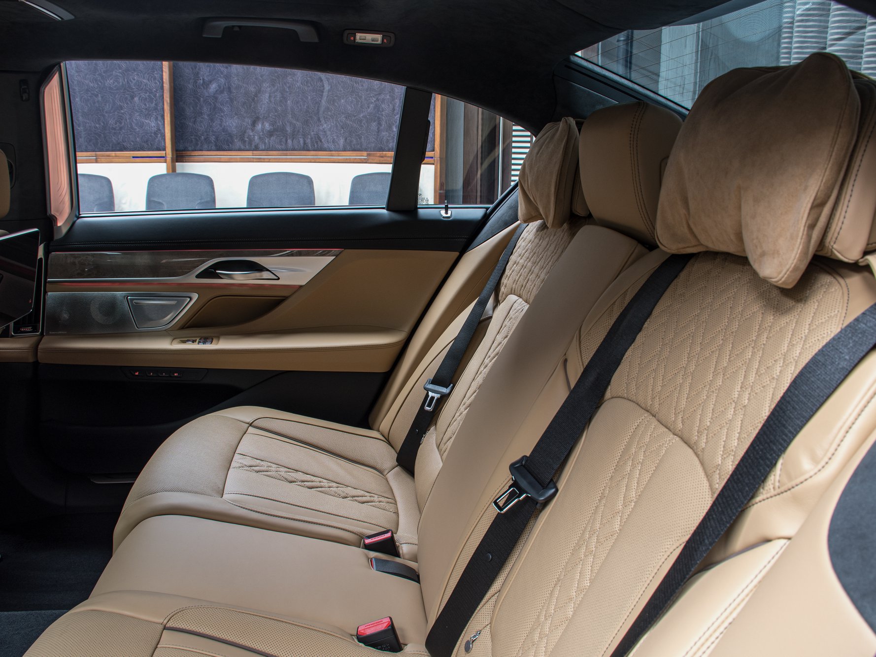 2020 BMW 750Li Tries To Look Dashing In Royal Burgundy Red