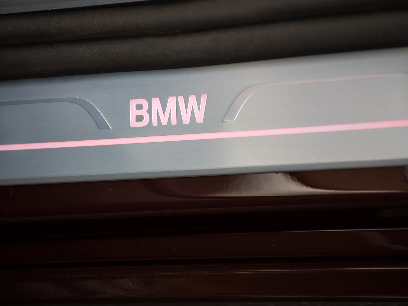 2020 BMW 750Li Tries To Look Dashing In Royal Burgundy Red