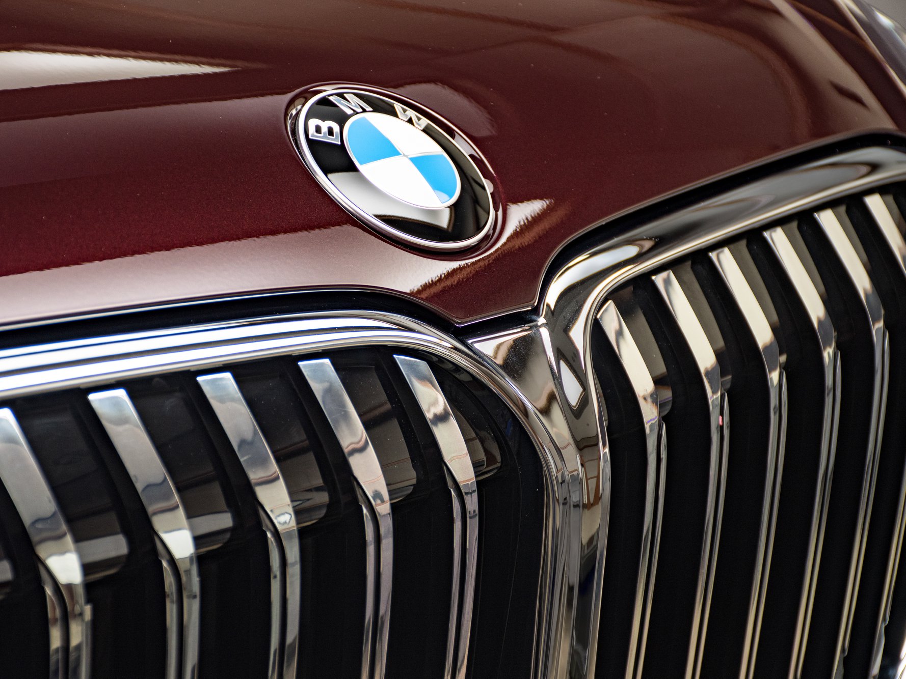 2020 BMW 750Li Tries To Look Dashing In Royal Burgundy Red