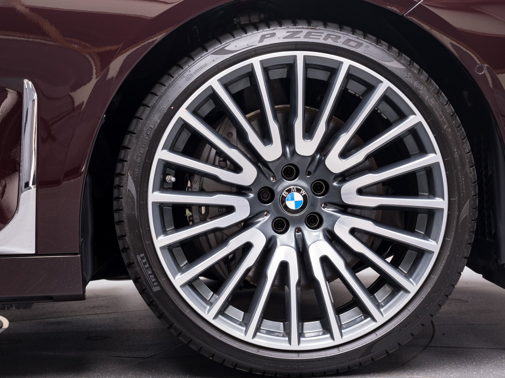 2020 BMW 750Li Tries To Look Dashing In Royal Burgundy Red