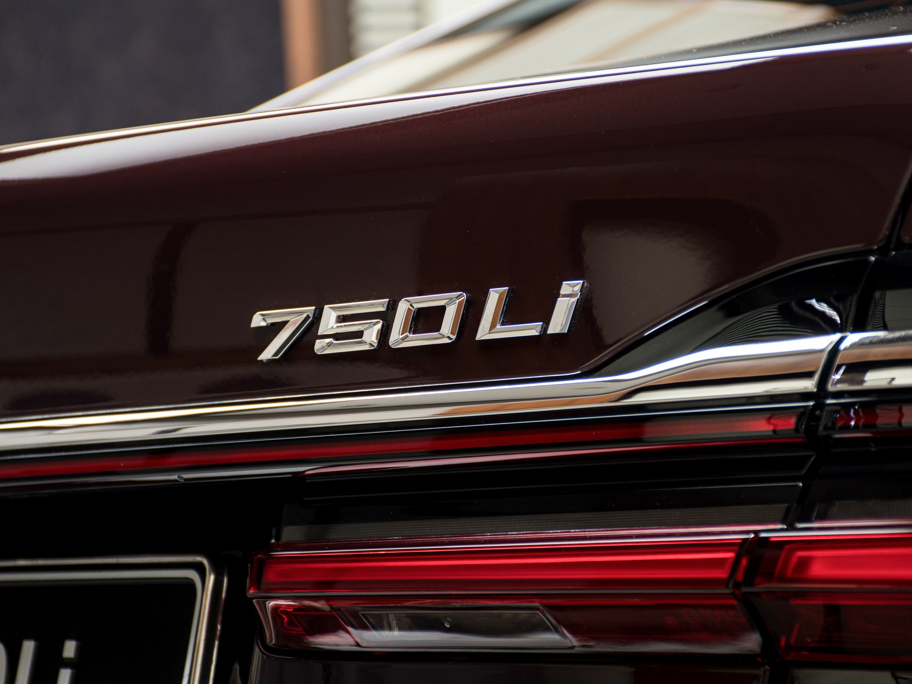 2020 BMW 750Li Tries To Look Dashing In Royal Burgundy Red