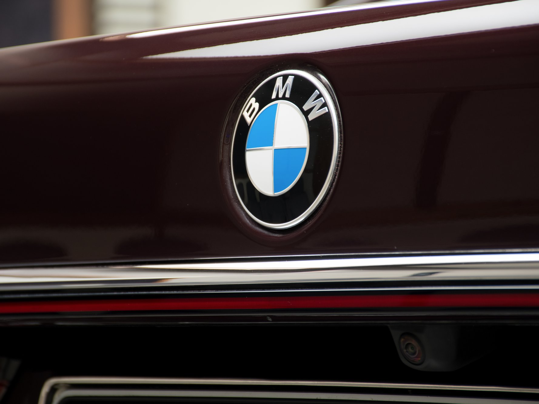 2020 BMW 750Li Tries To Look Dashing In Royal Burgundy Red