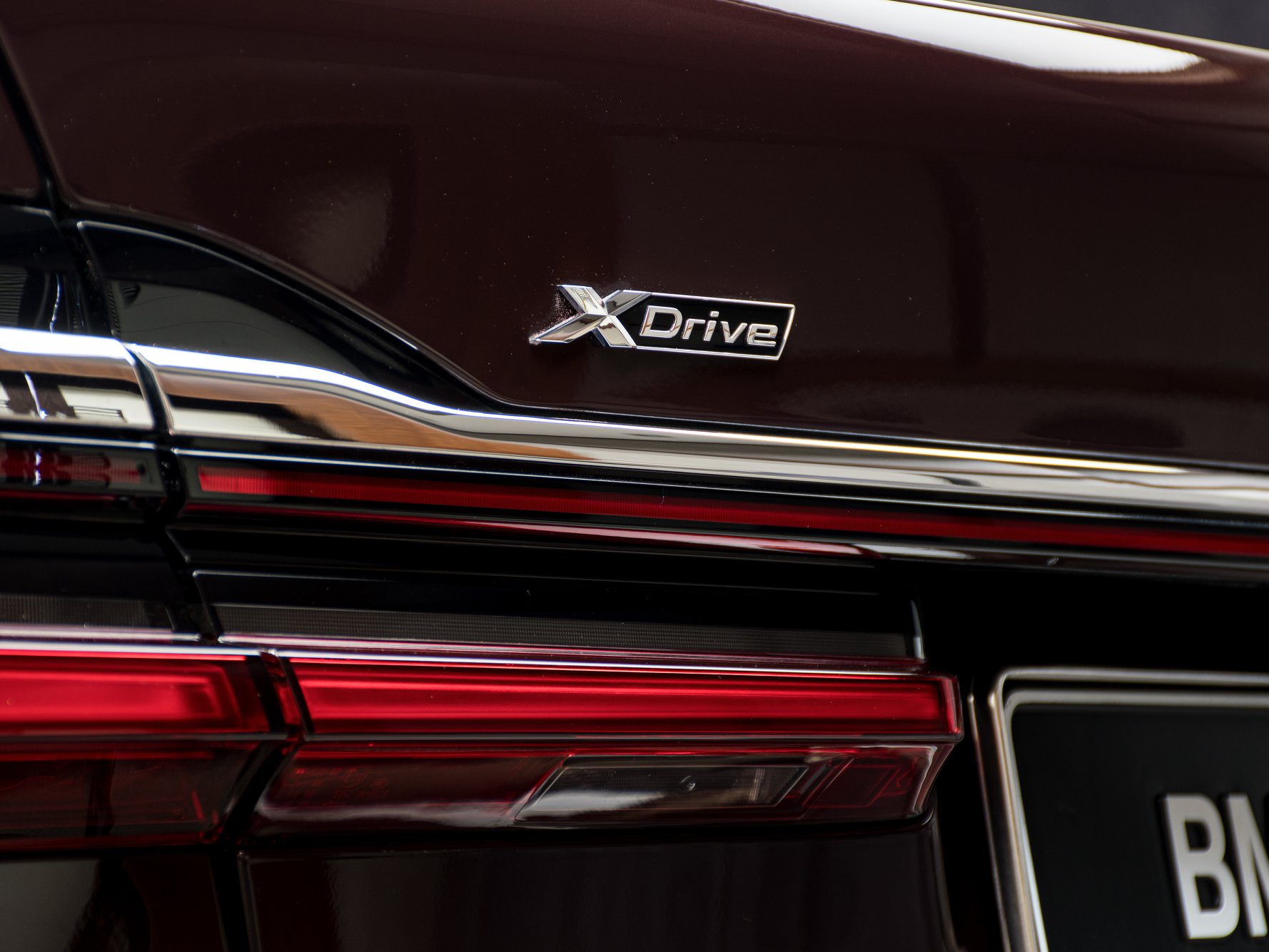 2020 BMW 750Li Tries To Look Dashing In Royal Burgundy Red