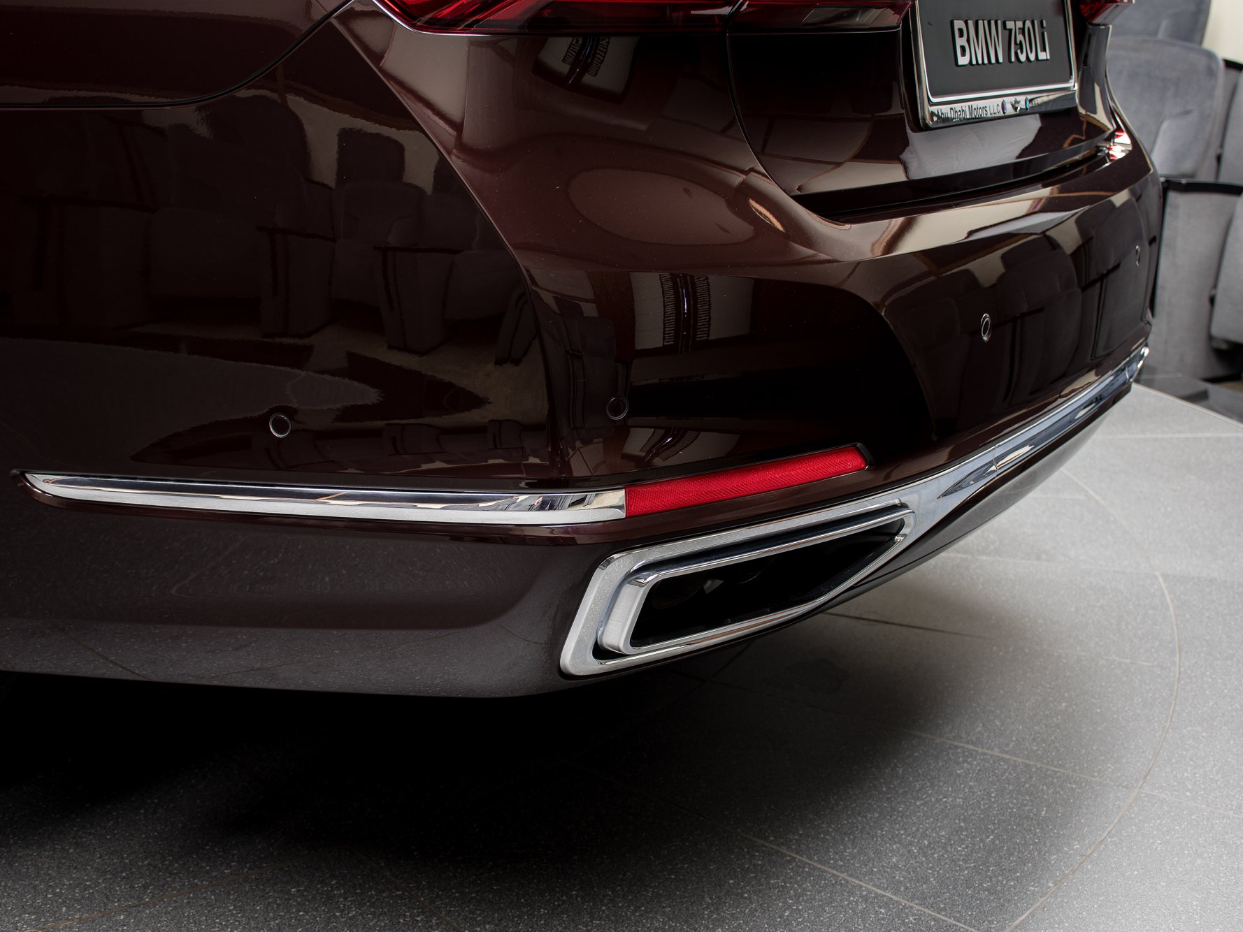 2020 BMW 750Li Tries To Look Dashing In Royal Burgundy Red