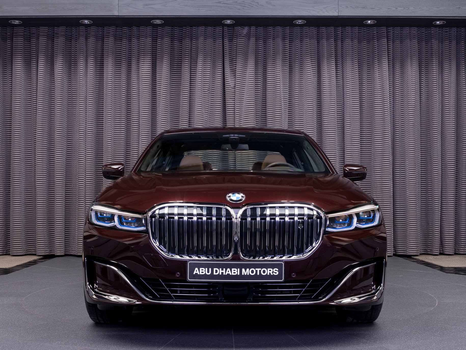 2020 BMW 750Li Tries To Look Dashing In Royal Burgundy Red