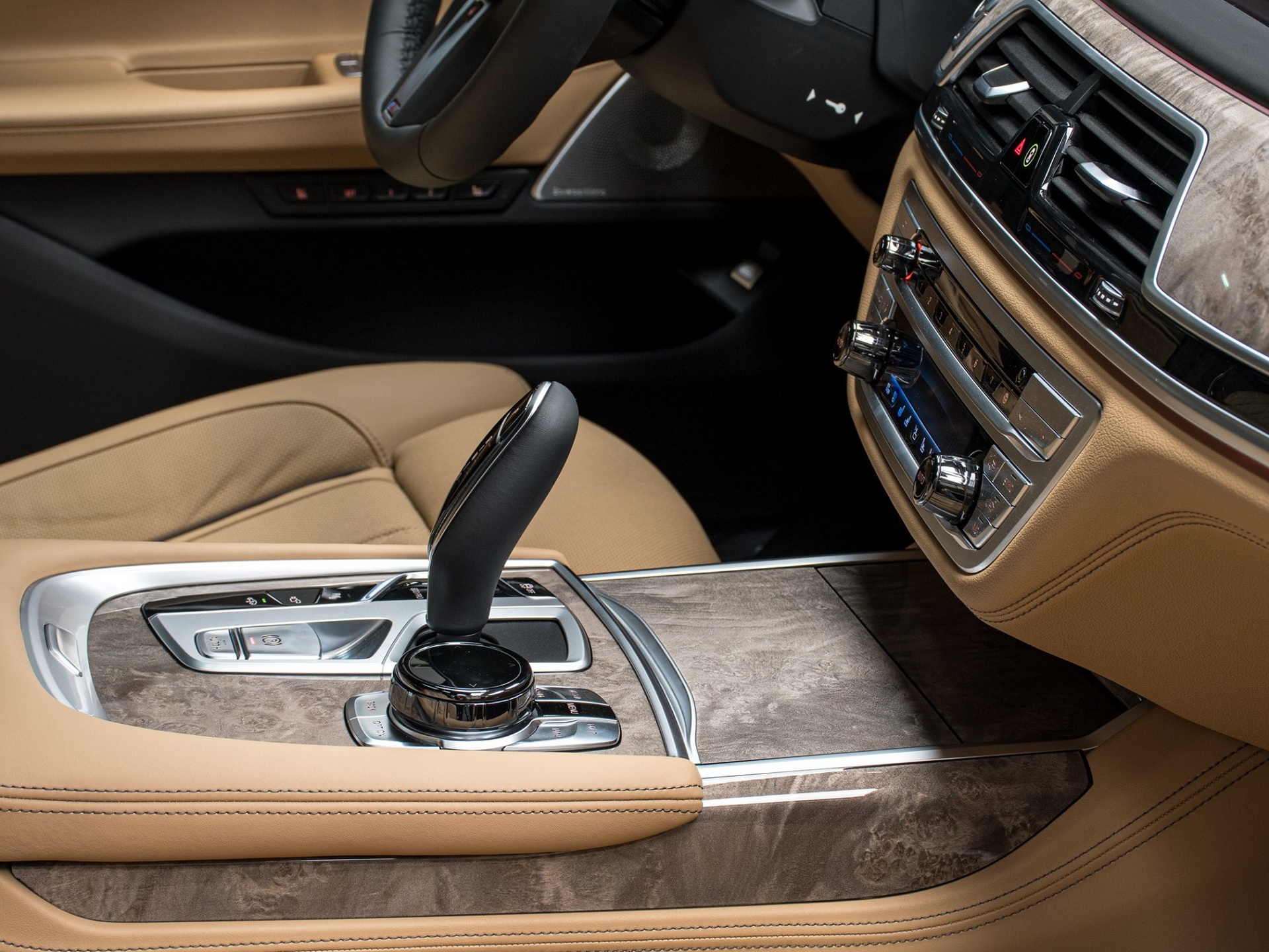 2020 BMW 750Li Tries To Look Dashing In Royal Burgundy Red