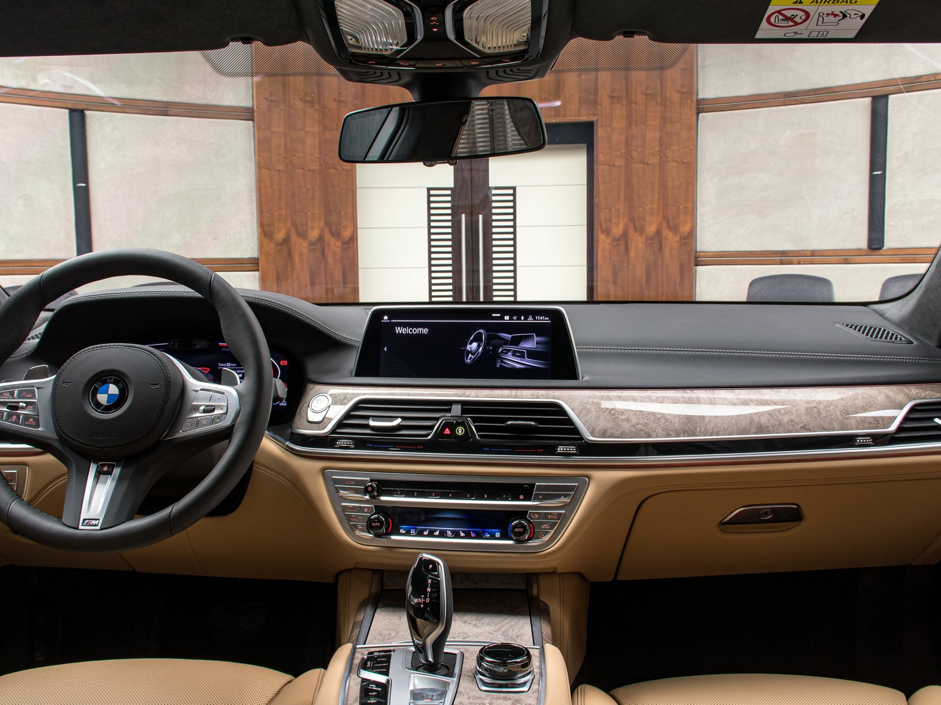 2020 BMW 750Li Tries To Look Dashing In Royal Burgundy Red