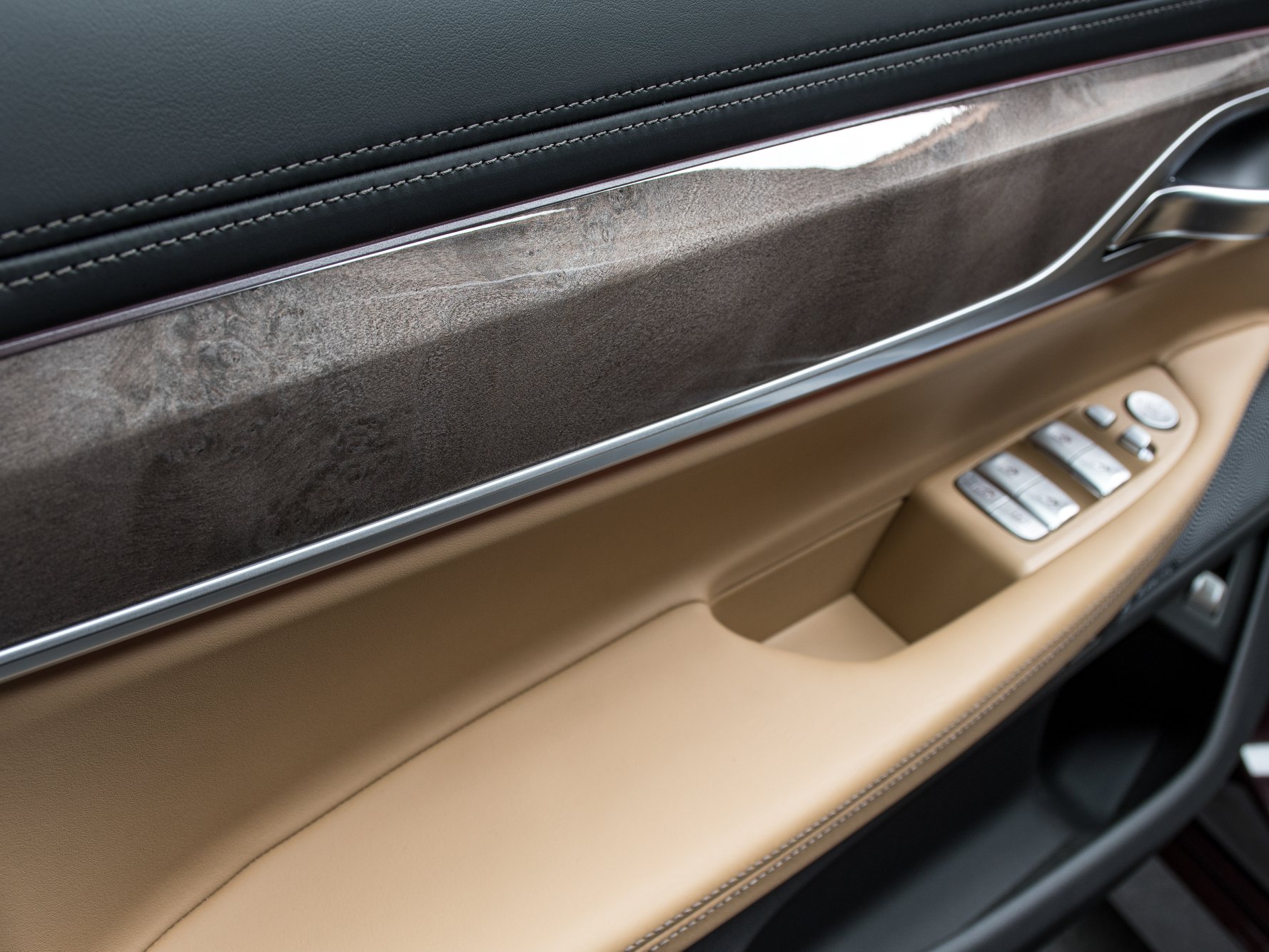 2020 BMW 750Li Tries To Look Dashing In Royal Burgundy Red