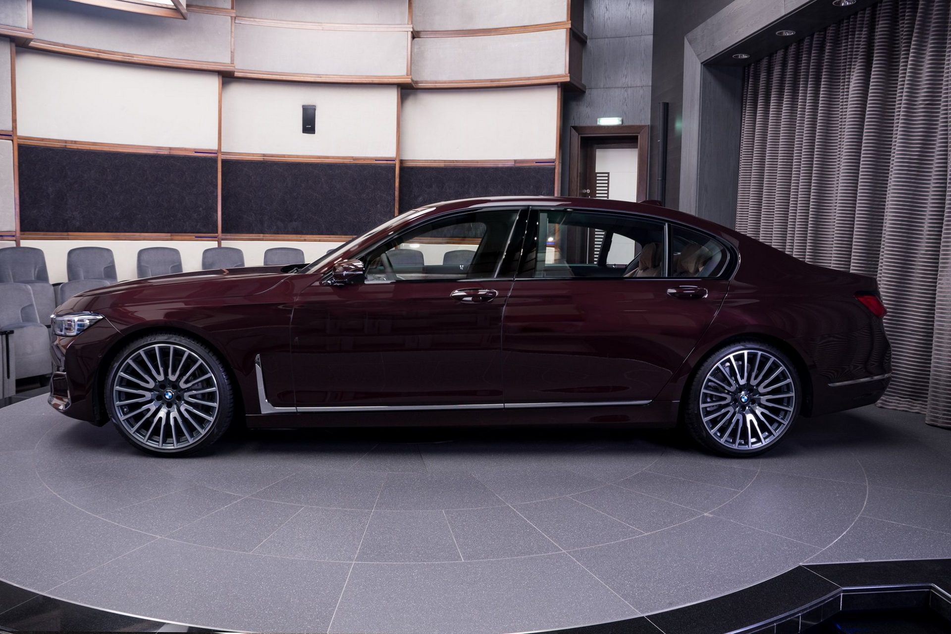 2020 BMW 750Li Tries To Look Dashing In Royal Burgundy Red
