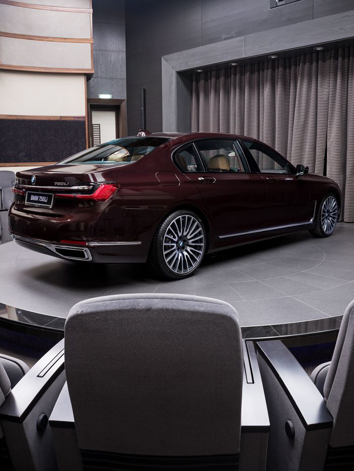 2020 BMW 750Li Tries To Look Dashing In Royal Burgundy Red