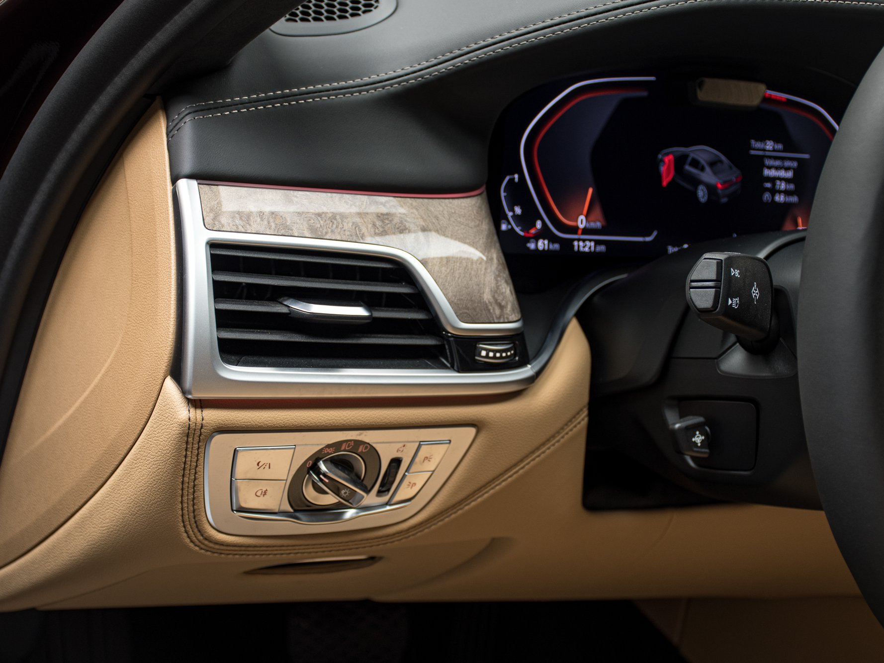 2020 BMW 750Li Tries To Look Dashing In Royal Burgundy Red