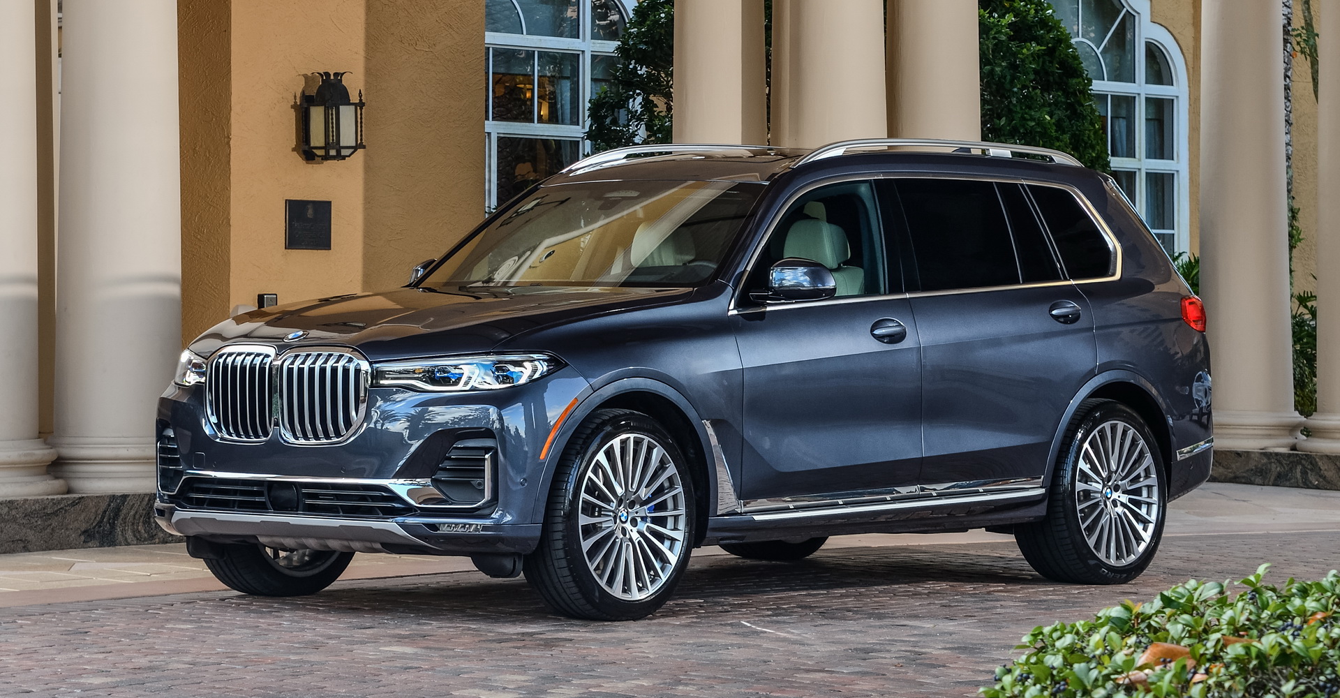 XXL Luxury SUV: BMW X7 Vs. Cadillac Escalade Vs. Lincoln Navigator Vs. Mercedes GLS Vs. Range Rover