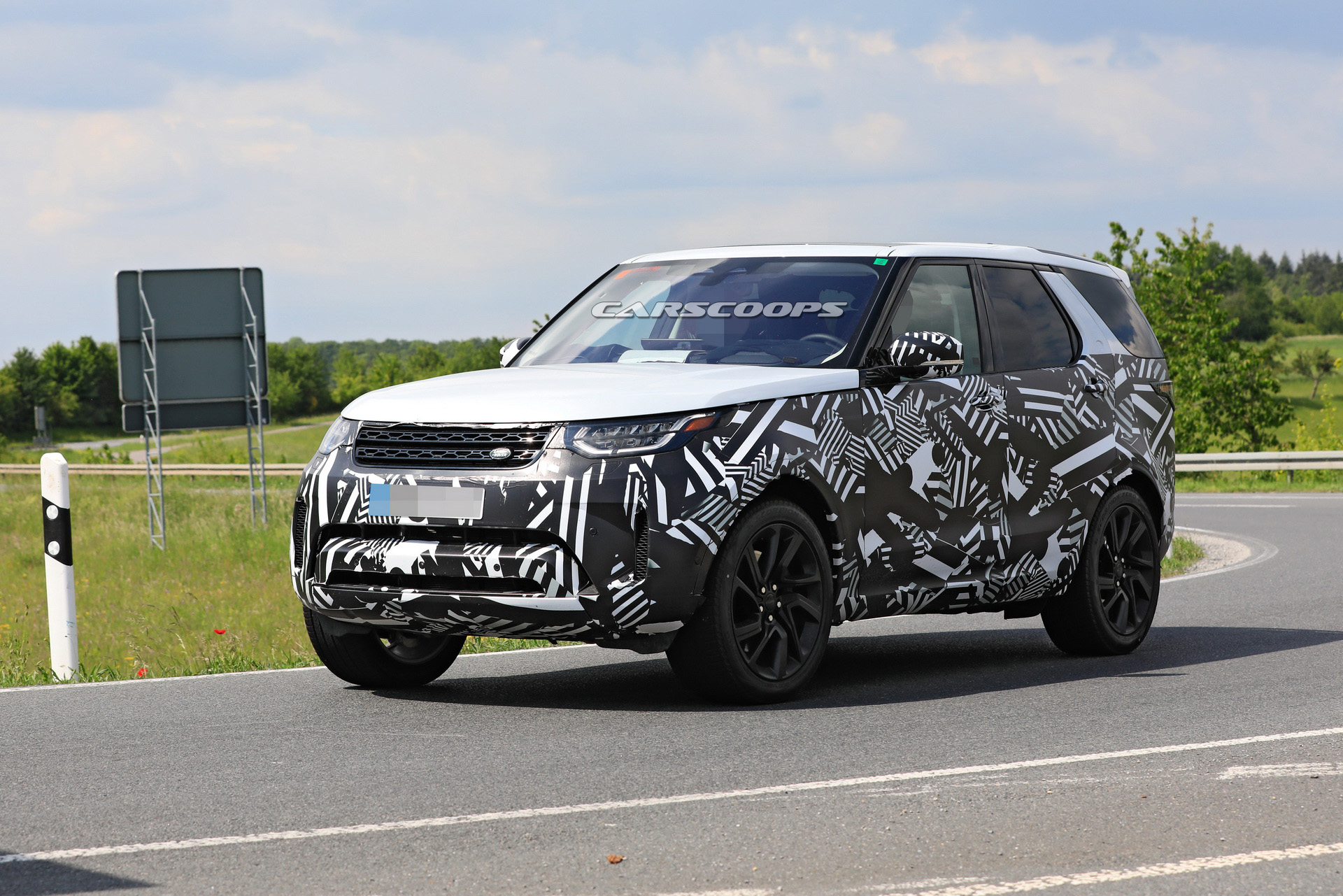 2021 Land Rover Discovery Coming With Updated Looks Which We Can’t Yet See