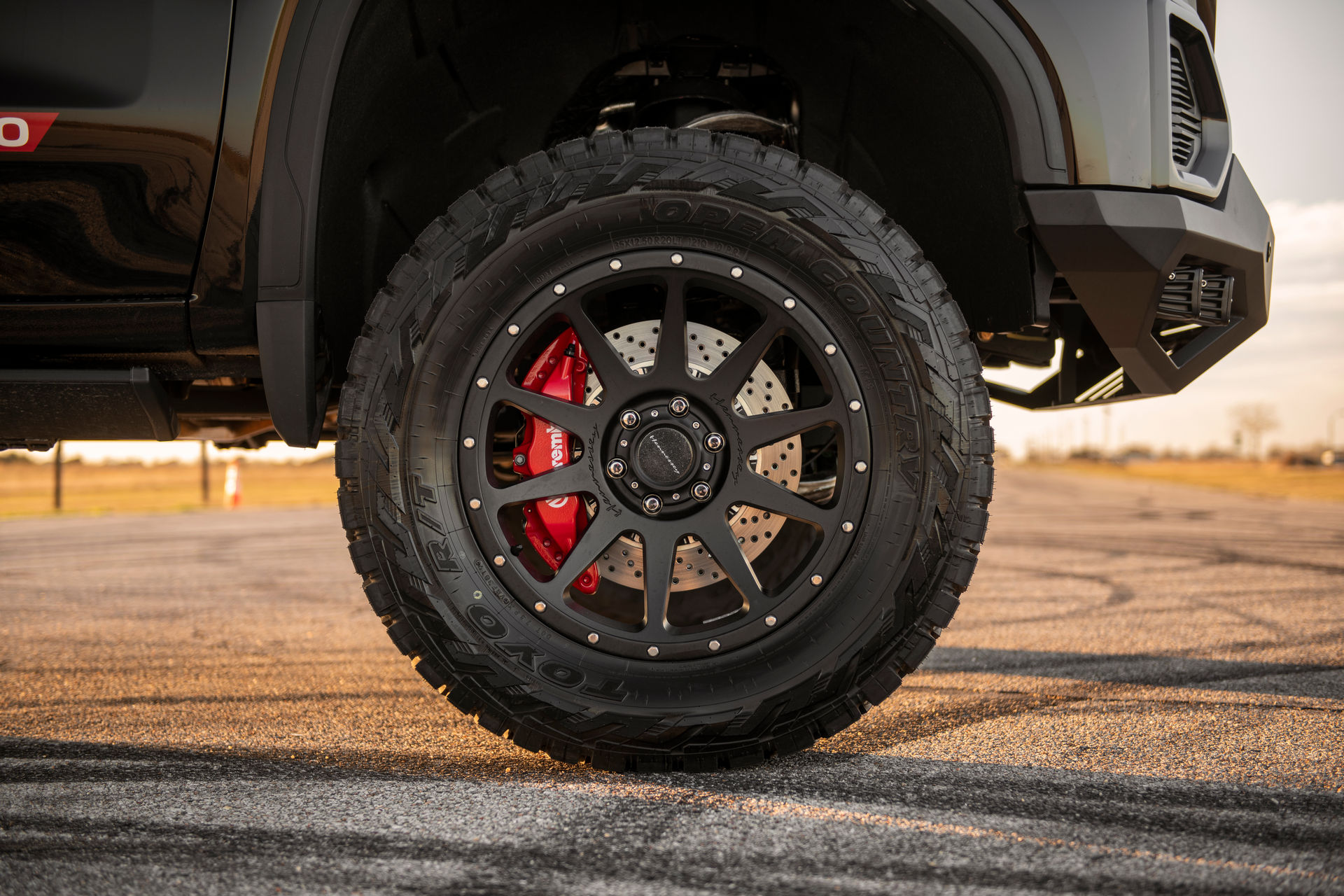 Hennessey’s 2020 GMC Sierra And Chevy Silverado Goliath Will Obliterate A Civic Type R In 0-60 MPH Sprint