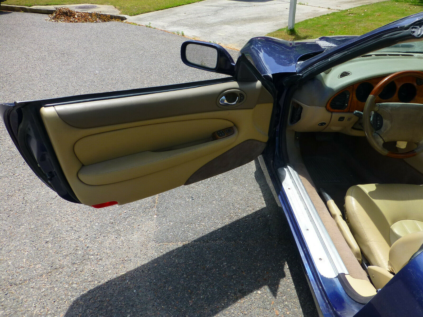 This Jag-Based Aston Martin Vanquish Replica Isn’t Half Bad